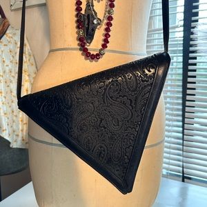 Super cool vintage Roberto Vascon black leather crossbody bag. Tres Chic!